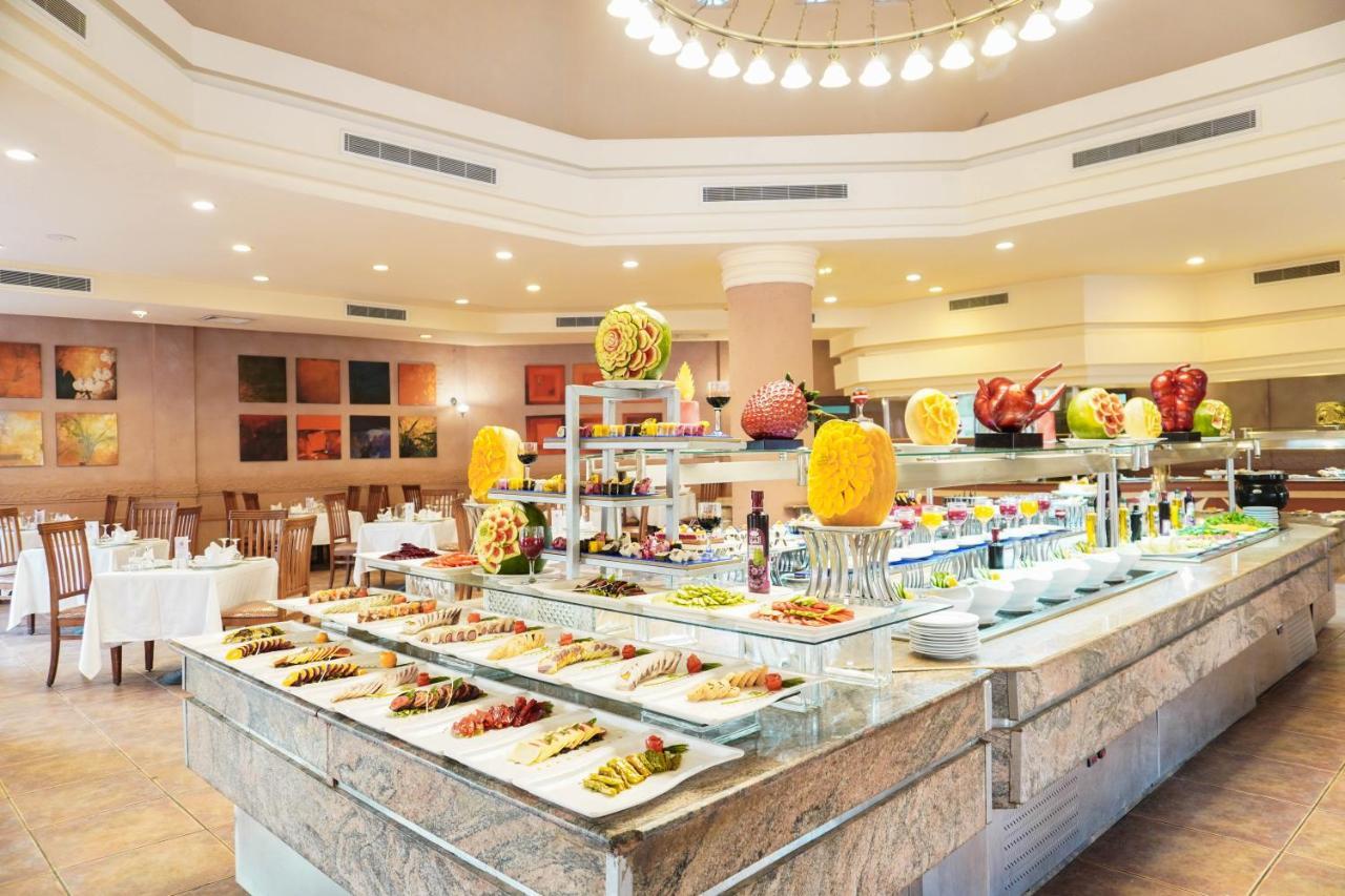 Charmillion Gardens Aquapark Hotel Sharm el-Sheikh Ngoại thất bức ảnh A buffet at a hotel