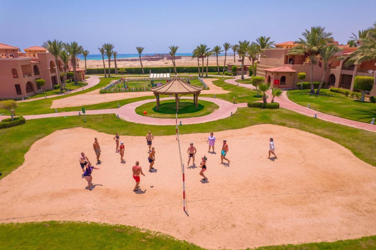 Charmillion Gardens Aquapark Hotel Sharm el-Sheikh Ngoại thất bức ảnh Tourists playing beach volleyball in Egypt