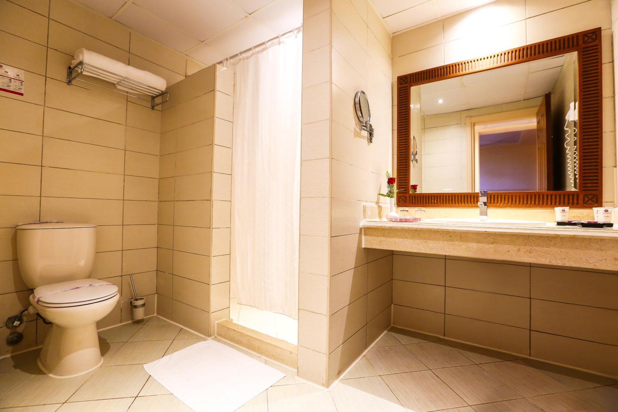 Charmillion Gardens Aquapark Hotel Sharm el-Sheikh Phòng bức ảnh A bathroom in a hotel