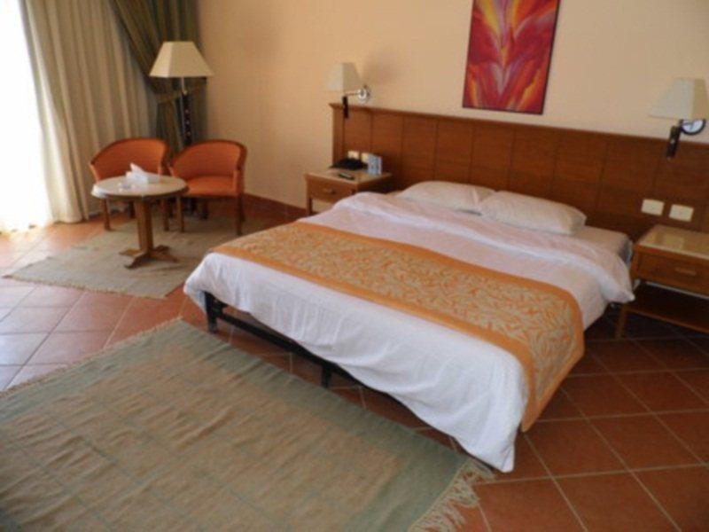 Charmillion Gardens Aquapark Hotel Sharm el-Sheikh Ngoại thất bức ảnh A bedroom at the hotel