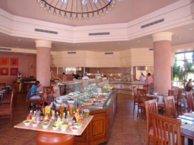 Charmillion Gardens Aquapark Hotel Sharm el-Sheikh Ngoại thất bức ảnh A buffet at a hotel