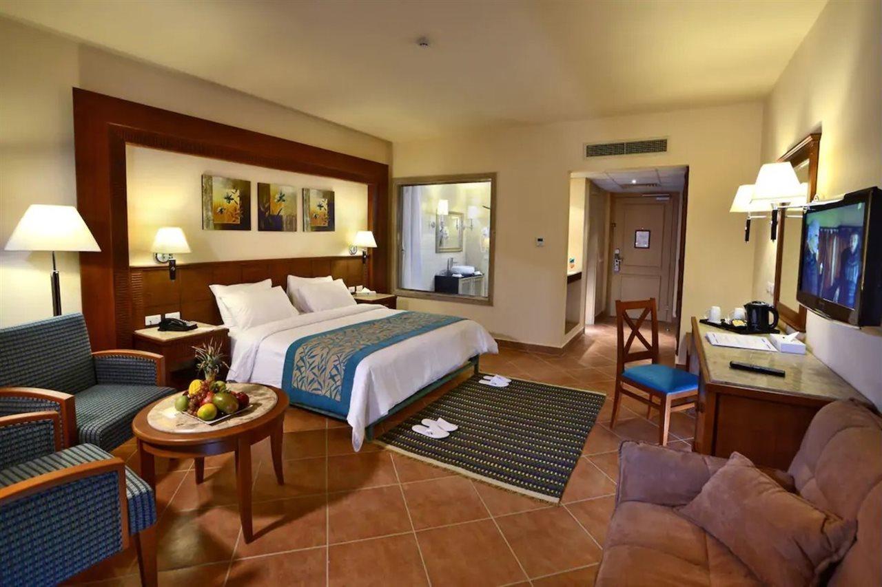 Charmillion Gardens Aquapark Hotel Sharm el-Sheikh Ngoại thất bức ảnh A room at the Hilton Sharm El Sheikh